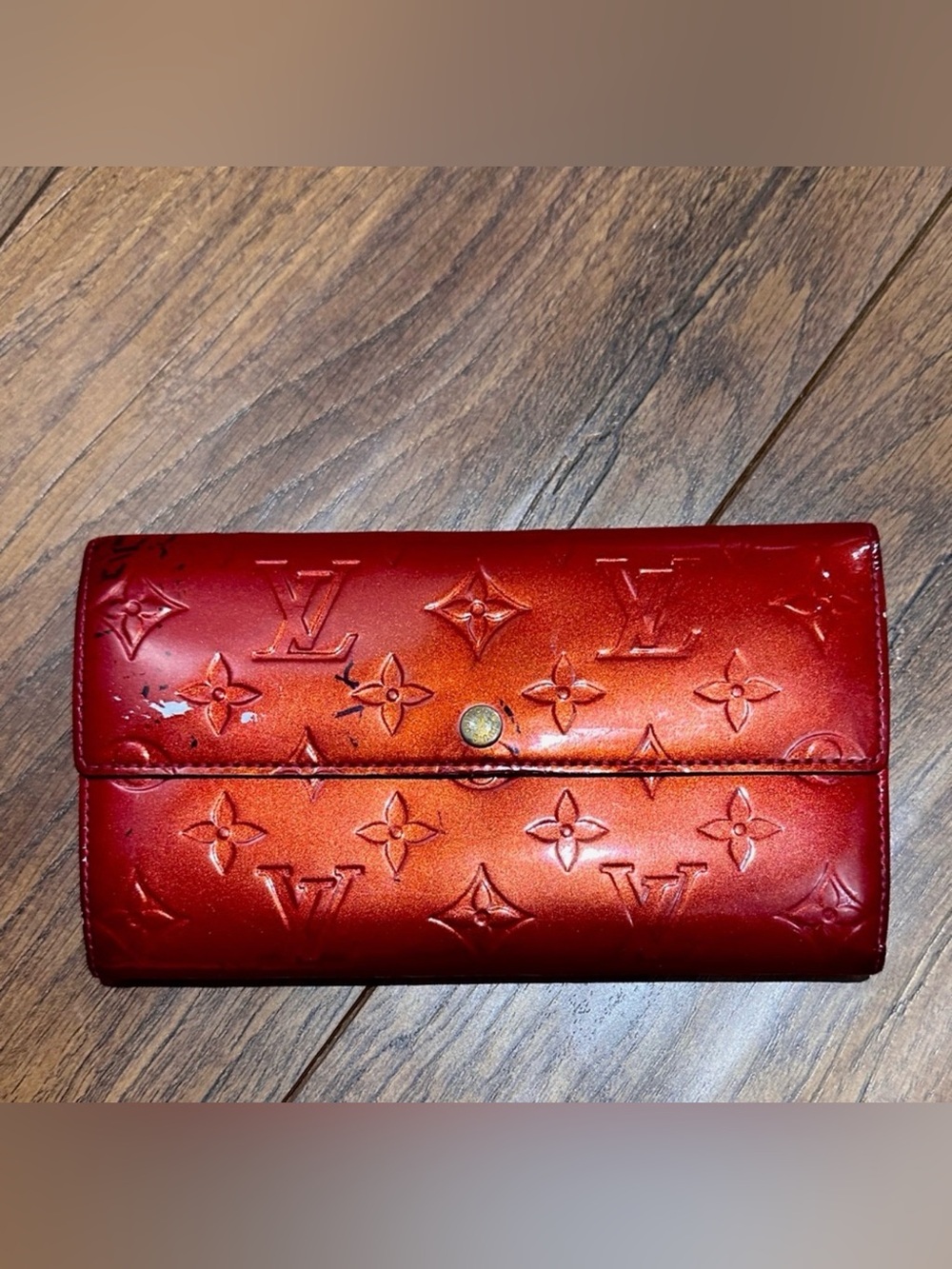 AUTHENTIC Louis Vuitton Vernis Sarah Wallet Pomme D'Amour. Color: Red